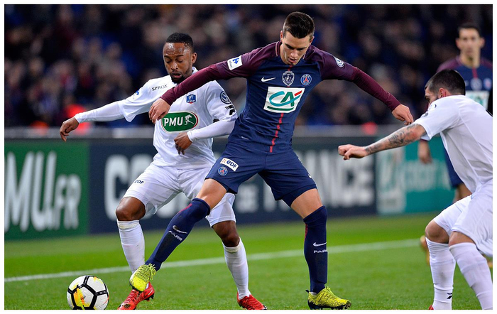 包含甘冈主场痛失胜利，陷入低迷的词条