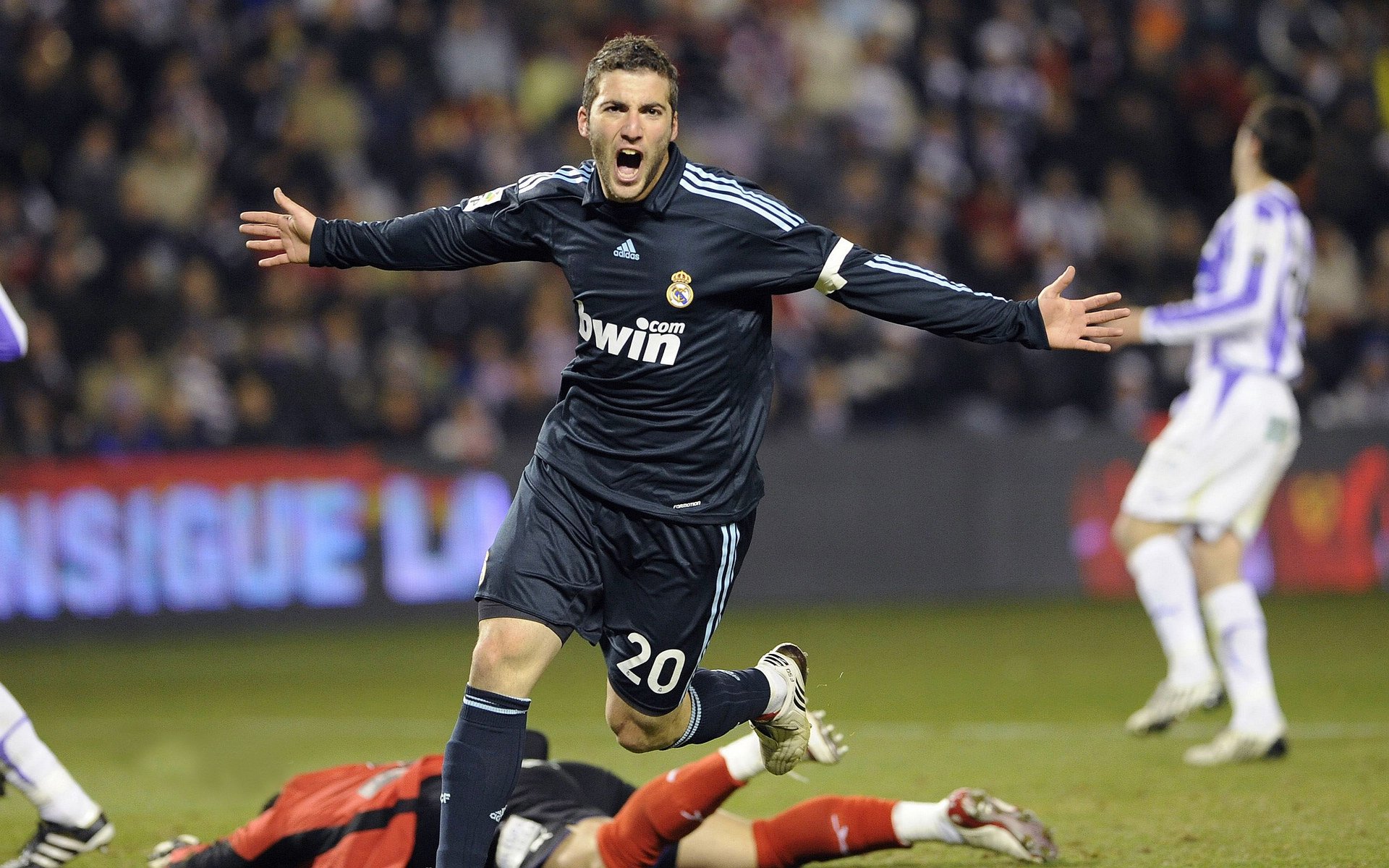 若日尼奥关键制胜,乌拉圭提前终结悬念,希腊神话黯然落幕